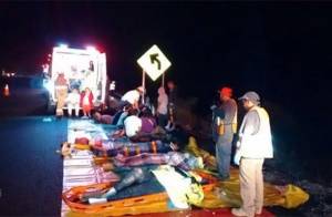 Camión con peregrinos desbarranca en la Cuacnopalan-Oaxaca; hay 11 muertos