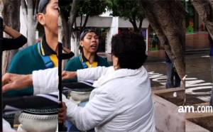 VIDEO: Funcionaria panista golpea a joven con discapacidad