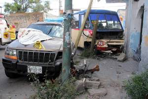 Chocan microbus y camioneta; tres heridos en la colonia Santa María