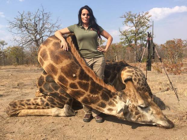 Cazadora de EU causa polémica al fotografiarse con cadáver de jirafa
