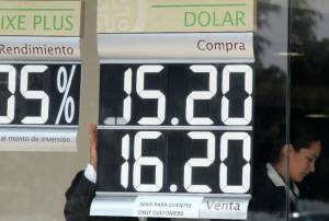 La moneda mexicana se hunde: Hasta 16.50 pesos por dólar