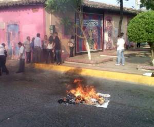 Maestros queman casillas en varios municipios de Oaxaca