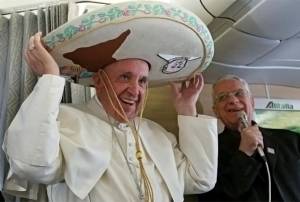 Papa Francisco recibe cartas de niños de Puebla en el vuelo rumbo a México