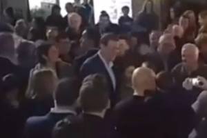VIDEO: Presidente de España recibe puñetazo de un adolescente