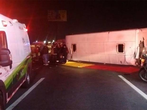 Volcó camión en la autopista México-Puebla, hay 25 lesionados