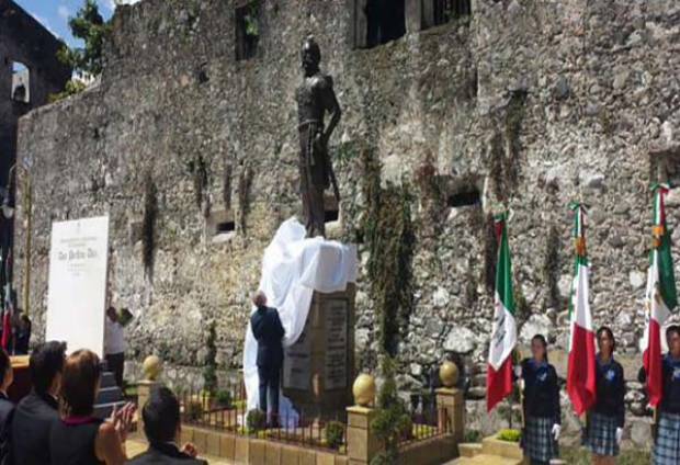 Entre protestas, alcalde de Orizaba devela estatua del exdictador Porfirio Díaz