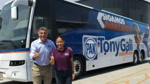 Tony Gali invita a los poblanos a bautizar el autobús de su campaña