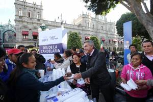 Tony Gali reparte más de cuatro mil tamales en el zócalo de Puebla