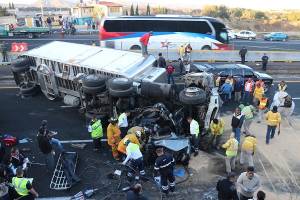 FOTOS: Tráiler aplastó un taxi y dejó cuatro muertos en la autopista México-Puebla