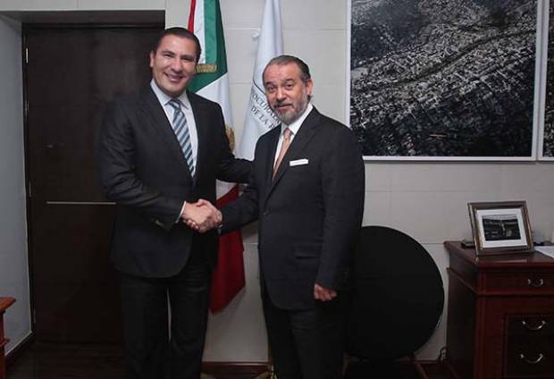 Moreno Valle se reúne con el titular de la PGR, Raúl Cervantes