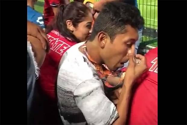 VIDEO: Captan a aficionado drogándose en estadio de Veracruz