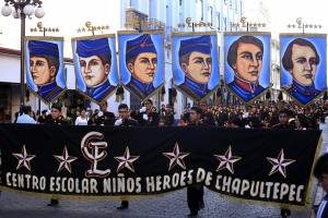 FOTOS: Colorido desfile para celebrar 60 años del CENHCH en Puebla
