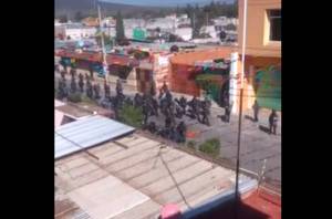 VIDEO: Con piedras y bombas molotov enfrentan a policías en Tlanepantla, Puebla