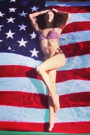 VIDEO: Alessandra Ambrosio, sensual para el Día de la Independencia