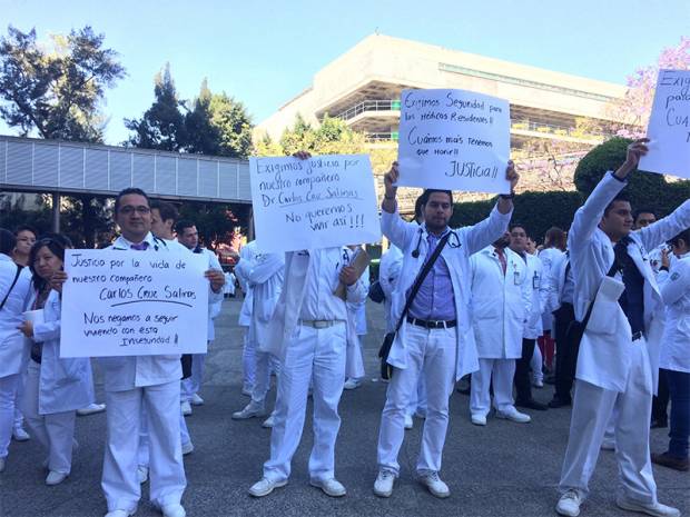 Protestan por asesinato de médico residente del IMSS La Raza
