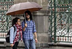 Lluvias con intervalos de chubascos en Puebla este jueves