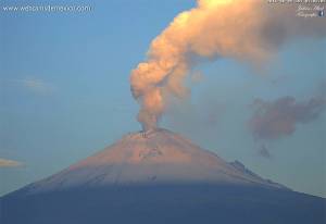 Tren de exhalaciones del Popocatépetl arroja ceniza hacia Puebla
