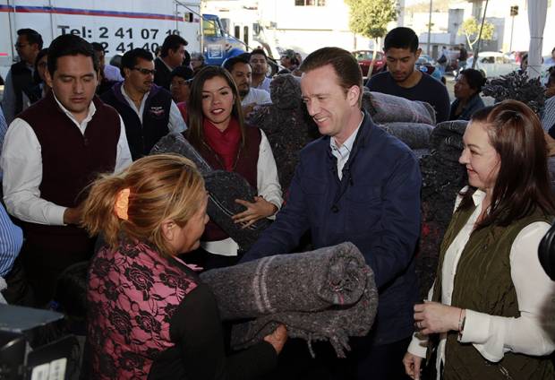 Alcalde de Puebla y esposa entregan apoyos invernales en 11 colonias