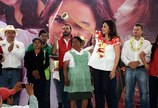 Blanca Alcalá impulsará escrituración de propiedades en San Andrés Azumiatla