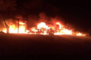 VIDEOS: Arden dos camionetas en Tepeaca con combustible robado