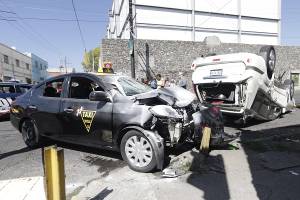 Camioneta volcó tras colisionar contra taxi en la colonia San Miguel