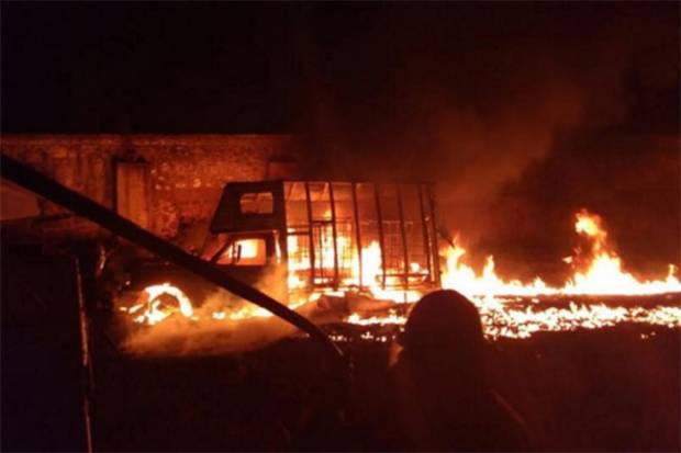Incendian camioneta con gasolina robada en San Martín Texmelucan