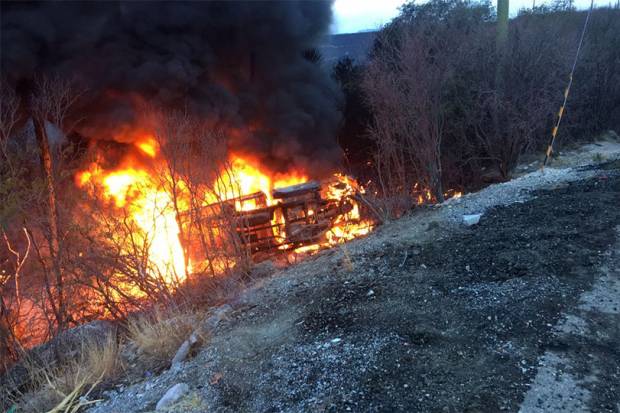 Arde camioneta con combustible robado en carretera a Zacapala