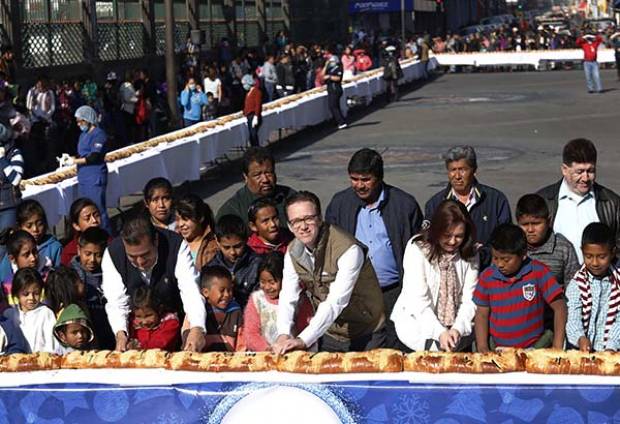 Cientos de niños disfrutaron de la Rosca de Reyes en el Zócalo de Puebla