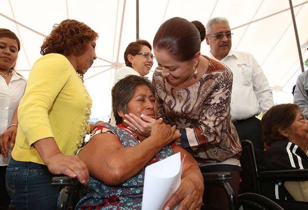 Dinorah López de Gali entrega en Tehuacán apoyos a personas en situación vulnerable