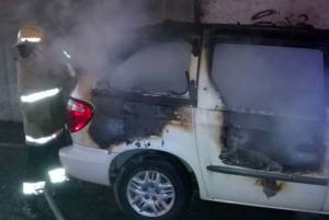 VIDEO: Sofocan incendio de una camioneta frente a planta de Volkswagen