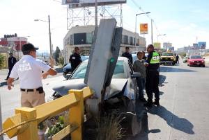 Vehículo se impactó en barra de contención del Nodo Juárez-Serdán, dos lesionados