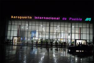 SAT clausura dos establecimientos en Aeropuerto de Puebla