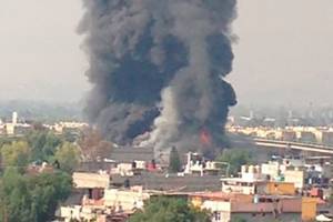 Incendio en fábrica de Tlalnepantla obliga desalojo de 700 personas