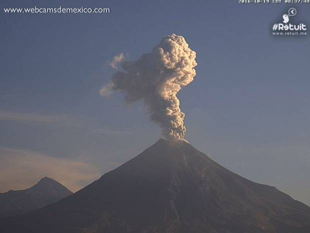 Volcán de Colima emite fumarola de 1.5 kilómetros con ceniza
