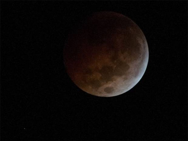 Eclipse lunar y cometa pasarán por la Tierra el fin de semana
