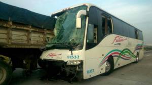 Autobús que salió de León a Puebla choca en Arco Norte; un muerto
