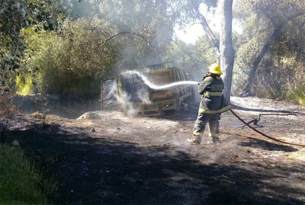 Se incendia camioneta con combustible robado en Tepeaca