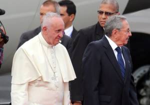 Papa Francisco llega a Cuba para afianzar acercamiento con EU