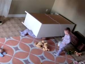 VIDEO: Niño salvó la vida de su hermano tras caerle mueble encima