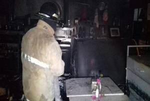 Bomberos sofocaron incendio en local comercial de la Calzada Zavaleta