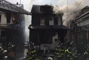Mueren cinco personas calcinadas al incendiarse vivienda en Nueva York