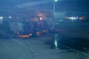 Queman camioneta de “chupaductos” por atropellar a niño en Los Reyes de Juárez