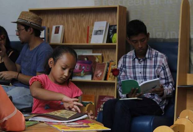 Con actividades culturales  y rosas se conmemora en Puebla el Día Mundial Del Libro