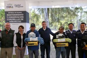 Tony Gali entrega equipo para mejorar parques y jardines de Puebla