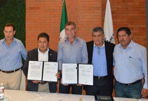 Alcalde de Puebla signa convenio de colaboración con empresarios de Texmelucan