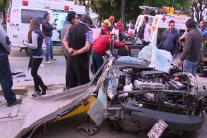 FOTOS: Taxista quedó prensado tras colisión en el Bulevar 5 de Mayo