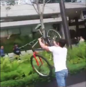 VIDEO: Llega #LordAudi agredió a ciclista y policía en CDMX