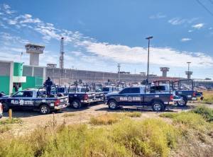 Reos de cárteles contrarios riñen en penal de Zacatecas; un muerto