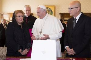Papa Francisco celebra con indigentes de Roma su cumpleaños 80