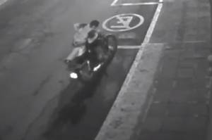 VIDEO: Ladrón abandona motocicleta robada en la colonia Huexotitla
